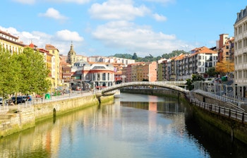 Panoramaudsigt over Bilbaos charmerende gamle bydel med farverige bygninger langs floden på en solrig dag i Nordspanien