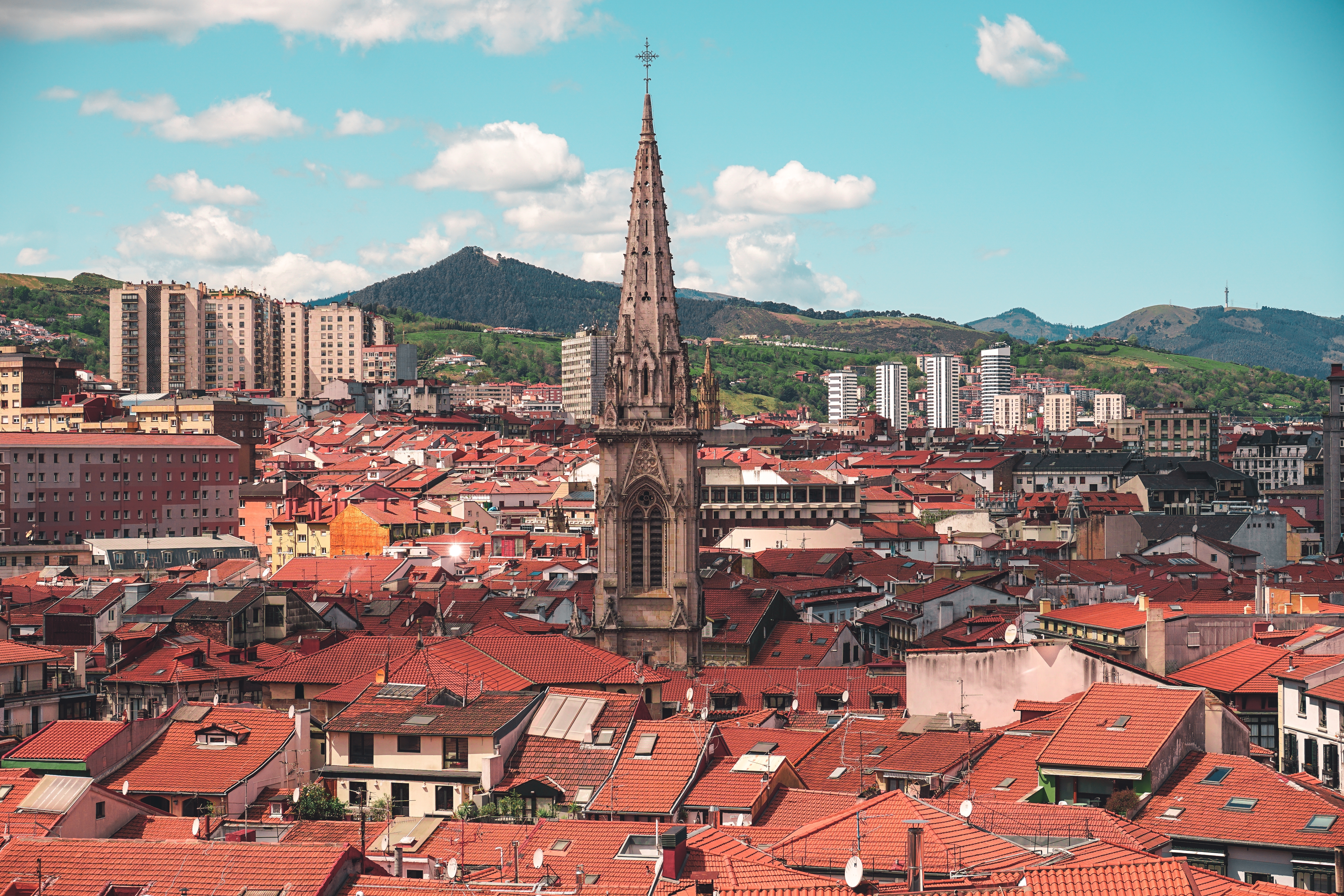 Fantastisk udsigt over Bilbao på en solrig dag med det ikoniske Guggenheim Museum, floden og blå himmel - den perfekte destination for vores solformørkelsesrejse til Baskerlandet