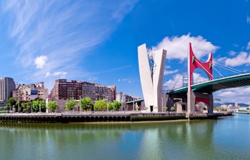 Udsigt over den charmerende promenade langs Nervión-floden i Uribitarte-distriktet i Bilbao, med moderne arkitektur og den revitaliserede vandfront i Baskerlandet