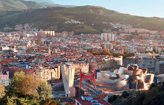 Panoramaudsigt over Bilbao by med Guggenheim Museum og baskiske bjerge