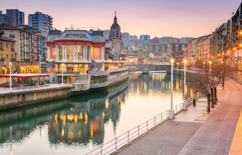 Smuk solopgang over Ribera fødevaremarked ved flodbredden i Bilbao, Baskerlandet, Spanien