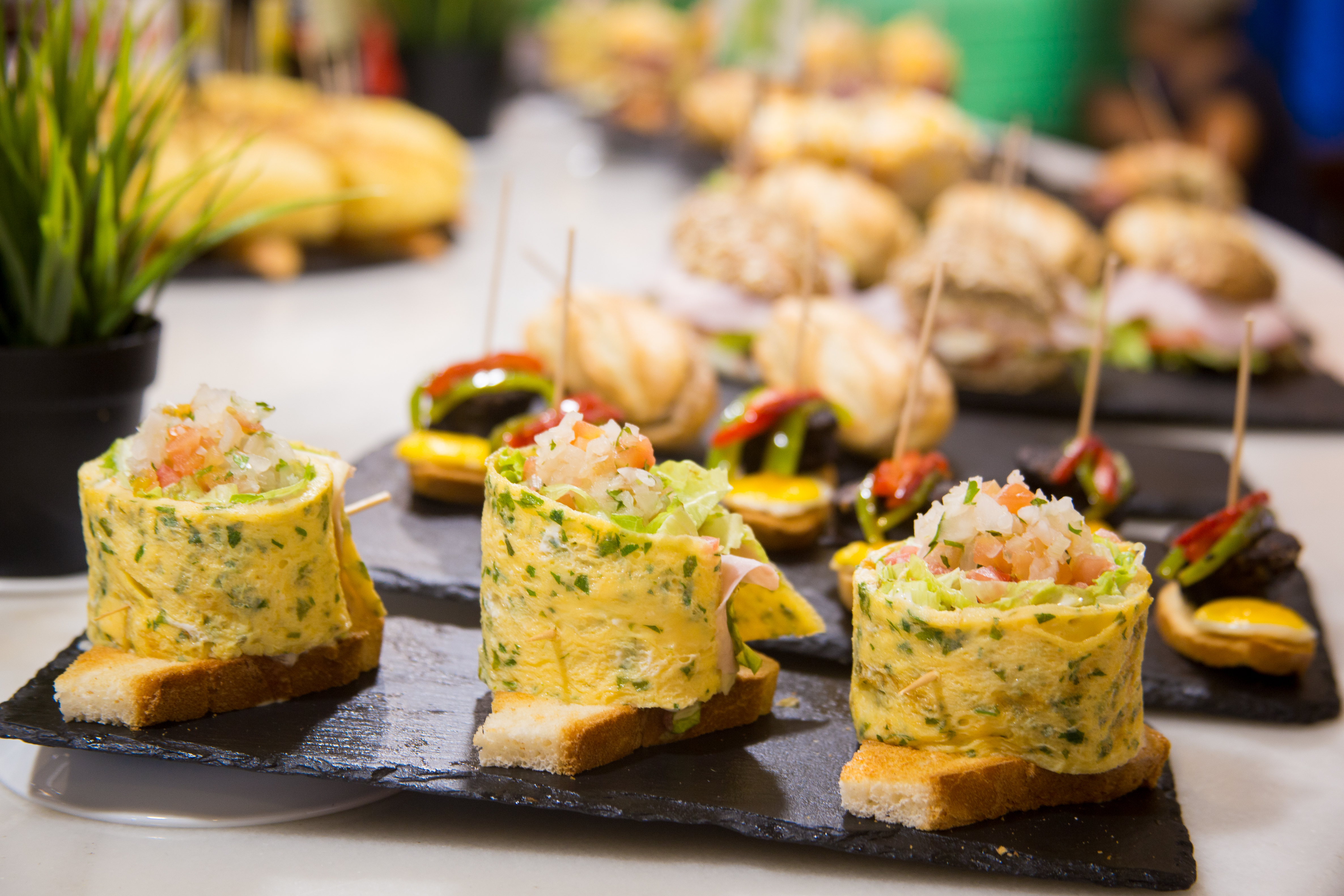 Lækre traditionelle pintxos fra Bilbao med farverige toppings på brød - en gastronomisk specialitet fra Baskerlandet der repræsenterer det bedste af nordspansk madkultur