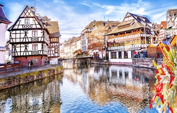 Farverige bindingsværkshuse langs kanalerne i La Petite France kvarteret i middelalderbyen Strasbourg, UNESCO verdensarvsområde i Alsace, Frankrig