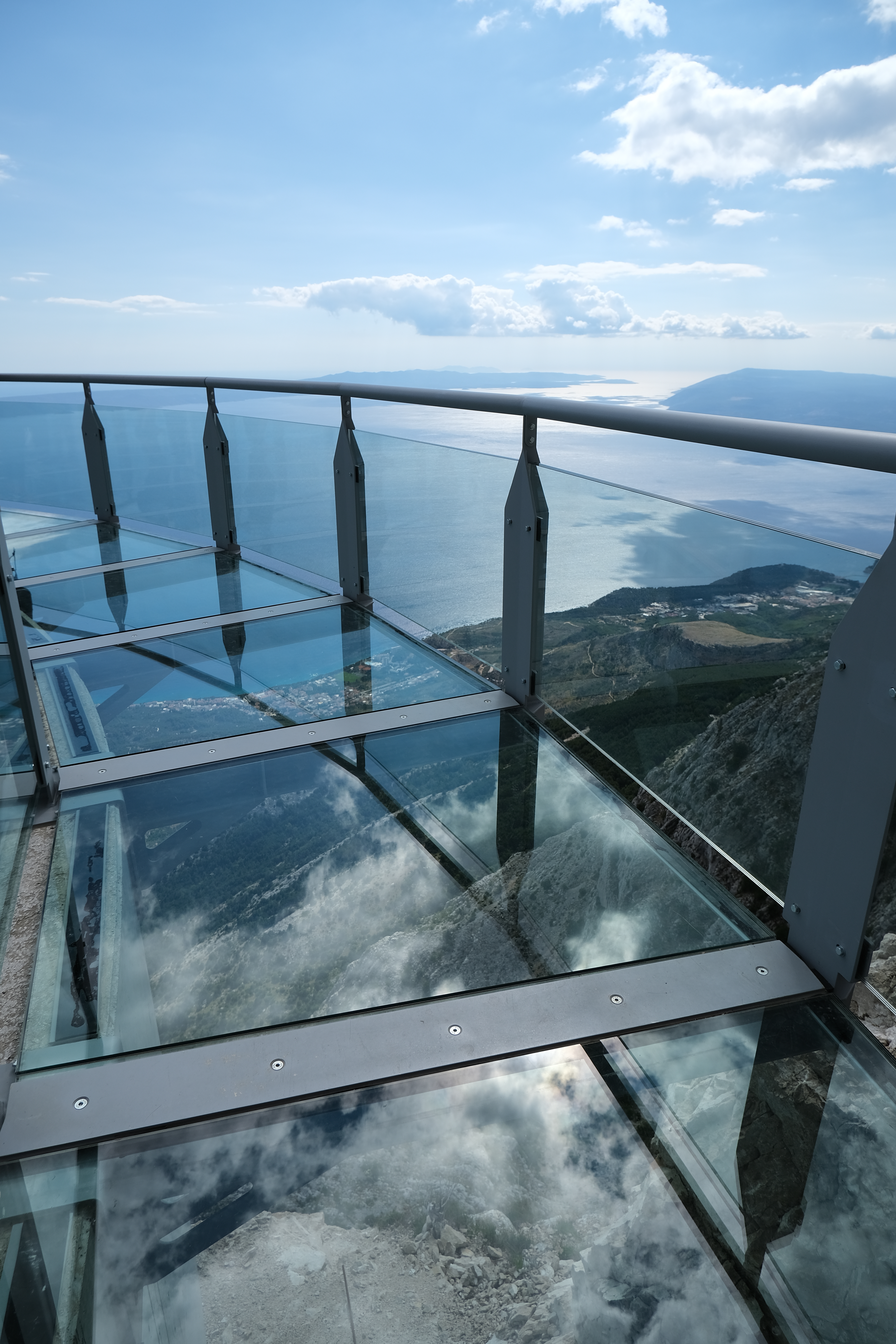 Spektakulær skywalk-platform på Biokovo-bjerget med panoramaudsigt over Adriaterhavet og de kroatiske øer Brac og Hvar
