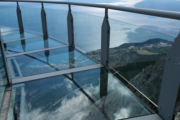 Spektakulær skywalk-platform på Biokovo-bjerget med panoramaudsigt over Adriaterhavet og de kroatiske øer Brac og Hvar