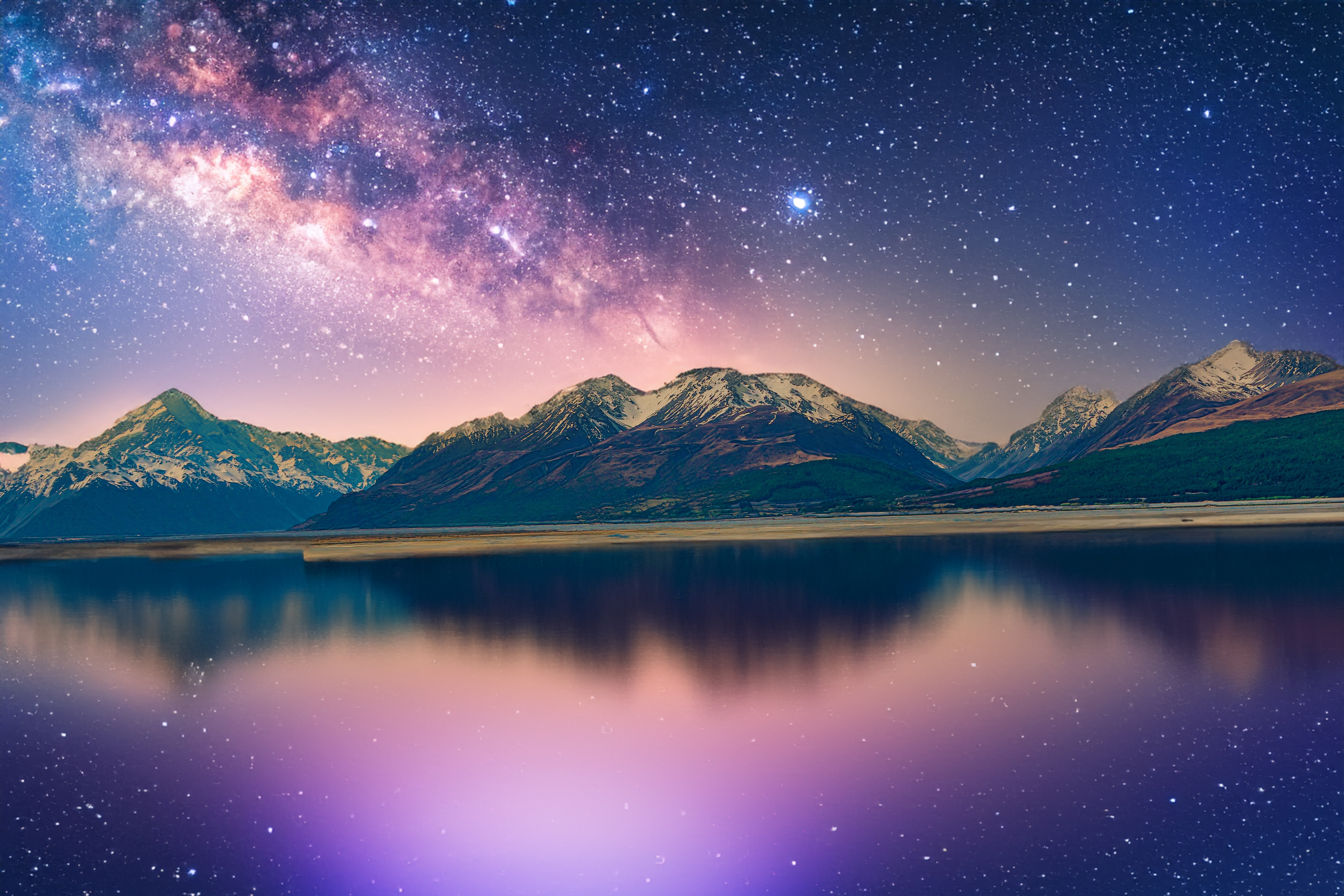 Spektakulært bjerglandskab med Mælkevejen og stjernehimmel reflekteret i bjærgsø om natten