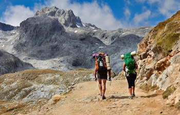 To vandrere nyder udsigten på bjergvandring i Picos de Europa nationalpark i Cantabrien, Nordspanien