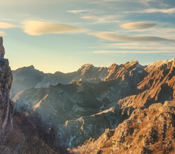 Betagende solnedgang over bjergvej og tunnel i Alpi Apuane bjergene nær Carrara i Toscana, Italien