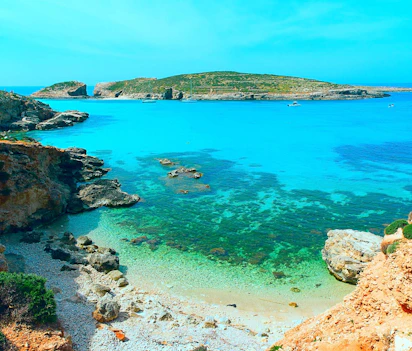 Den turkisblå lagune på Comino-øen mellem Malta og Gozo med krystalklart vand og smuk sandstrand - perfekt til badeferie