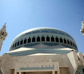 Den imponerende Blå Moské (Kong Abdullah-moskéen) i Amman med sin karakteristiske blå kuppel og moderne islamiske arkitektur, et vigtigt religiøst vartegn i Jordans hovedstad