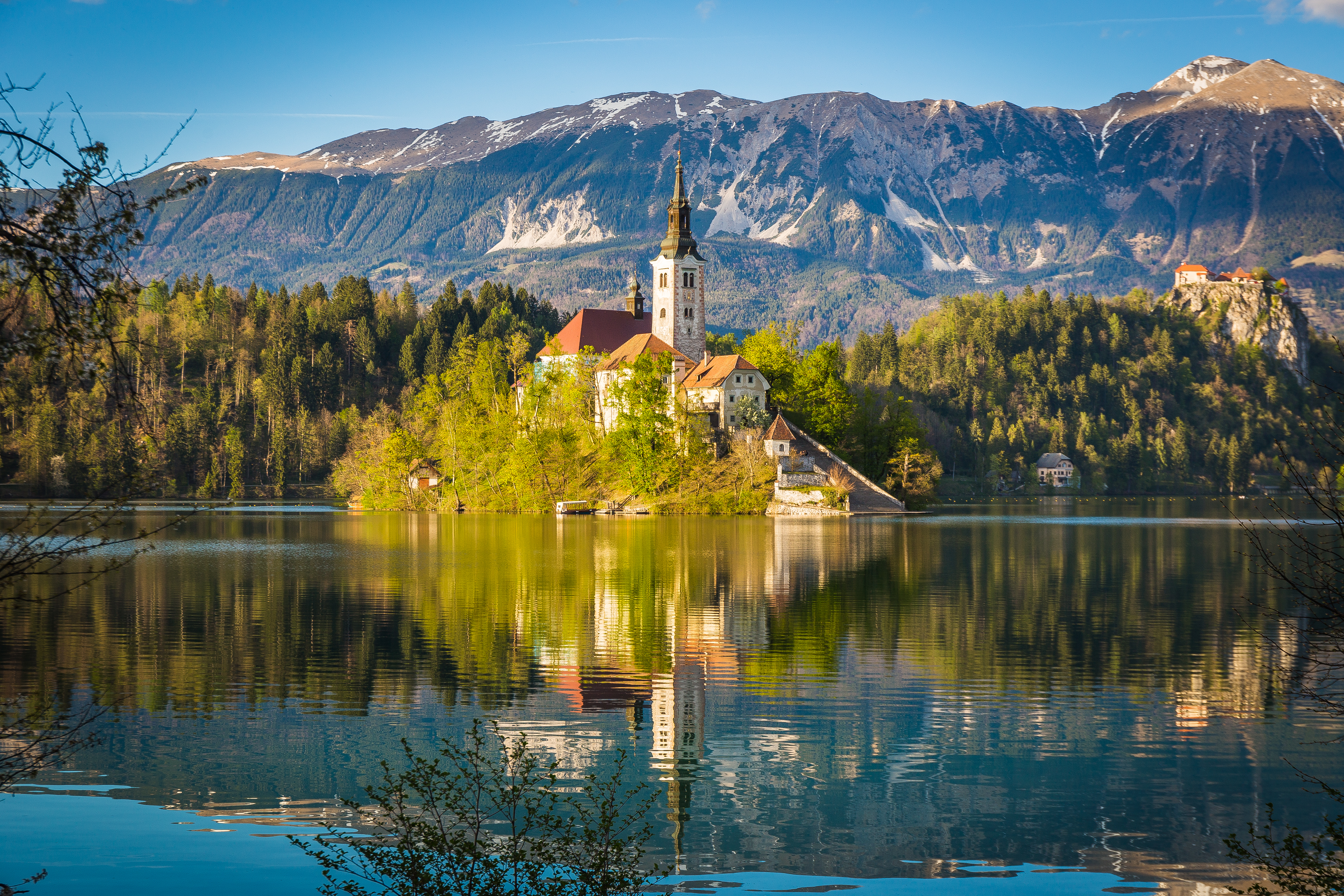 Smukke Bled Sø med kirke på ø og Julian Alperne i Slovenien