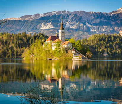 Smukke Bled Sø med kirke på ø og Julian Alperne i Slovenien