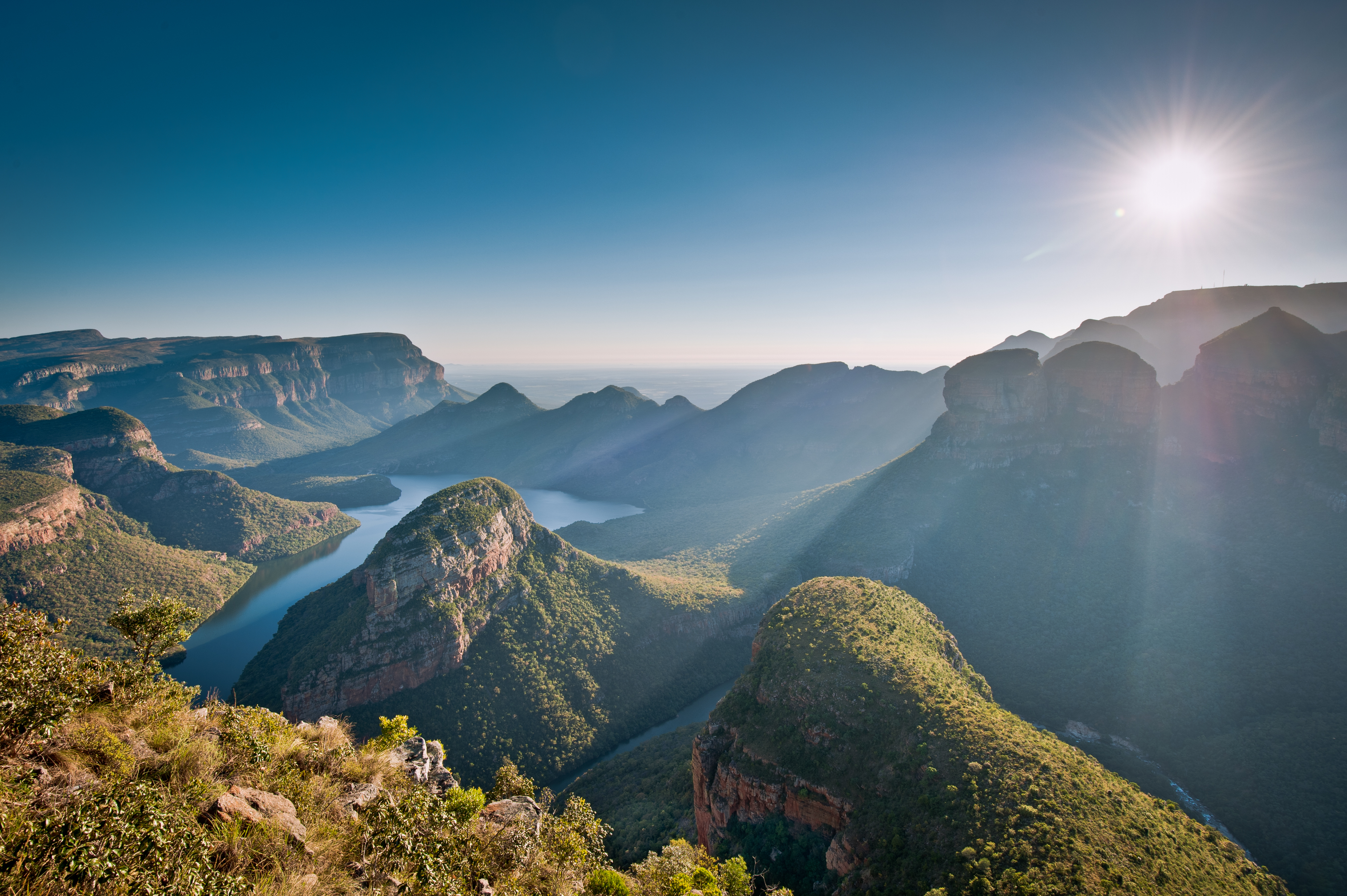 Spektakulær solnedgang over Blyde River Canyon med dramatiske bjergklipper i Sydafrika