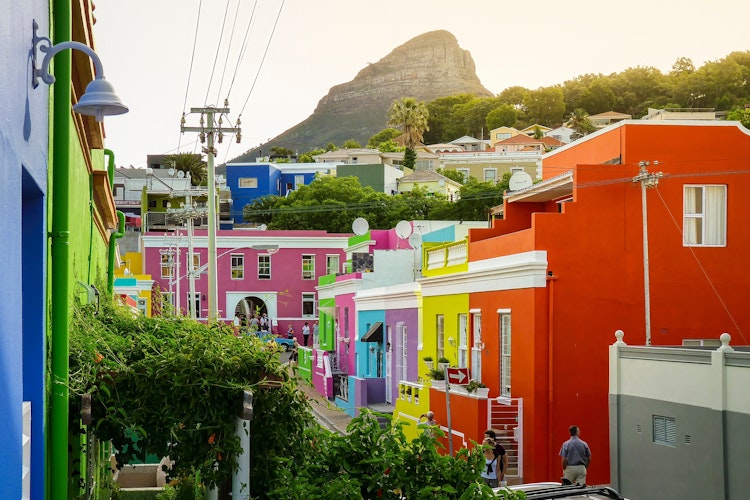 Livlige farvestrålende huse i det historiske Bo-Kaap kvarter i Cape Town, Sydafrika - et ikonisk område kendt for sin unikke kulturarv og maleriske gadestrøg