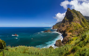 Dramatisk kystlinje med grønne klipper og turkisblåt hav nær Boaventura på Madeira, Portugal