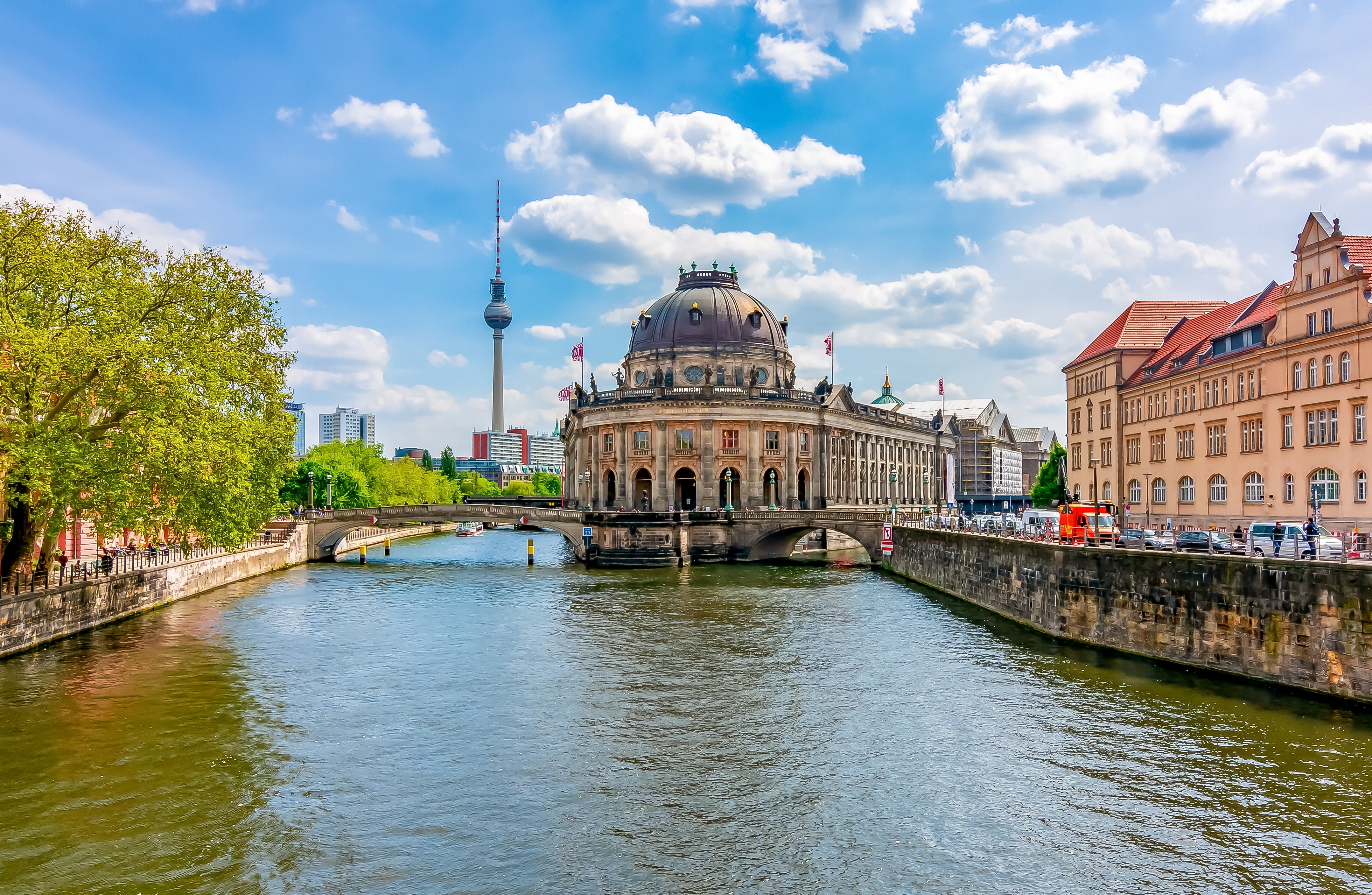 Det historiske Bode Museum på Museumsinsel med Spree-floden i Berlin - et kulturelt vartegn i Tysklands hovedstad