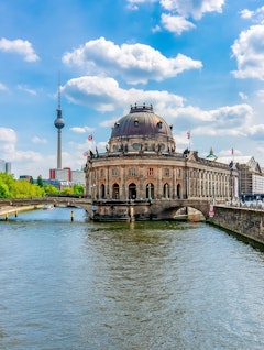 Det historiske Bode Museum på Museumsinsel med Spree-floden i Berlin - et kulturelt vartegn i Tysklands hovedstad