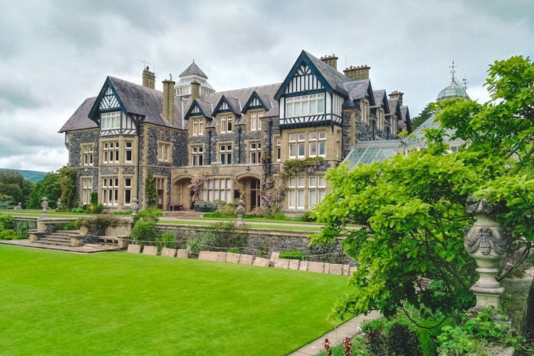 Historiske Bodnant Hall med sine smukke landskabshaver i Nordwales, kendt for frodige plæner og farverige blomsterbede