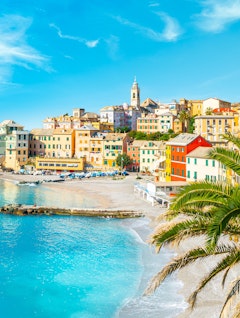 Idyllisk udsigt over det historiske fiskerleje Bogliasco ved den liguriske kyst i Italien med sandstrand og farverige bygninger