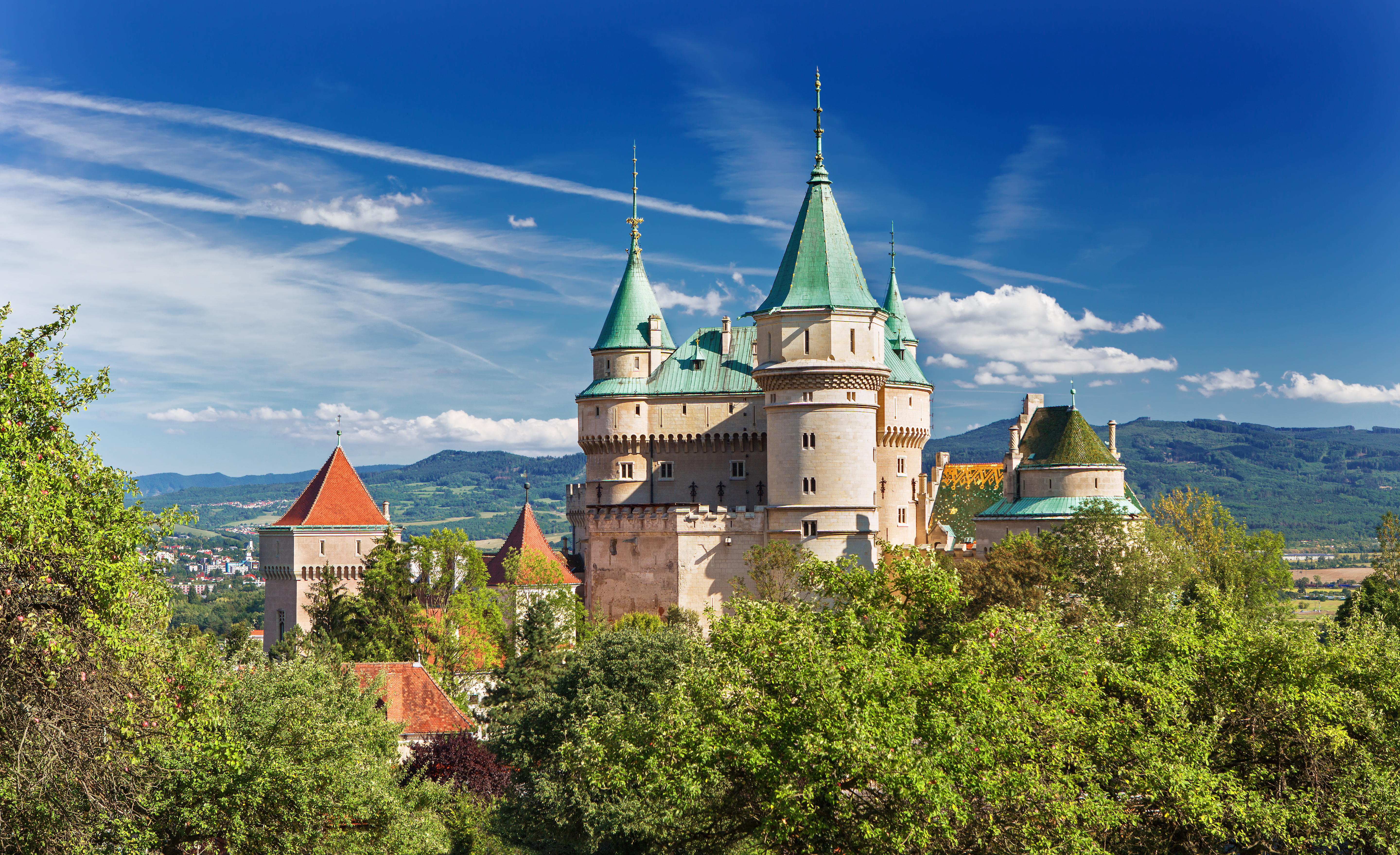 Bojnice Slot i Slovakiet med grønne tårne og middelalderlig arkitektur