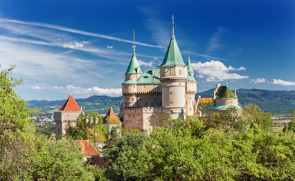 Bojnice Slot i Slovakiet med grønne tårne og middelalderlig arkitektur