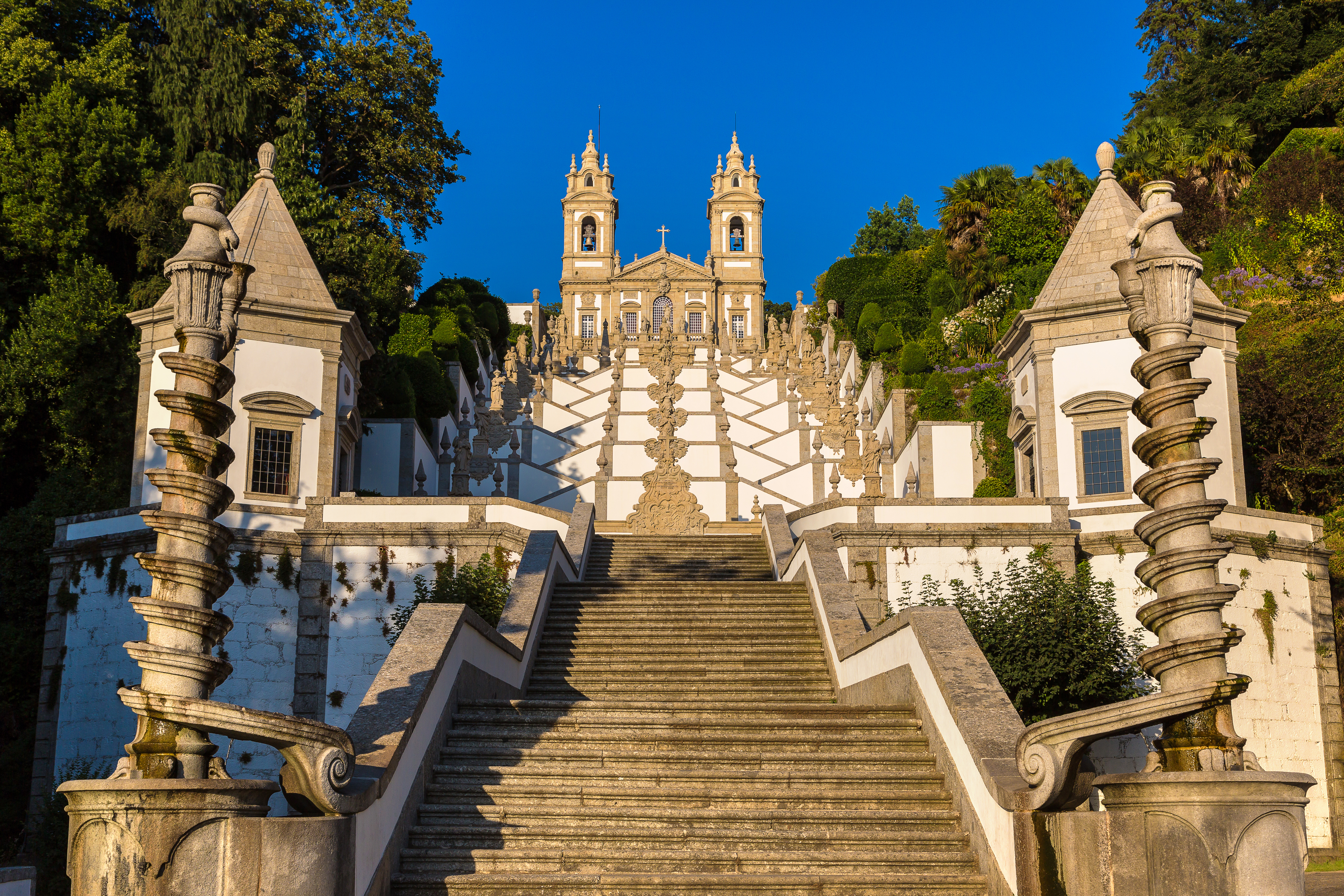 Det historiske Bom Jesus do Monte kloster med den berømte barokke trappe i Braga, Portugal, fotograferet på en solrig sommerdag