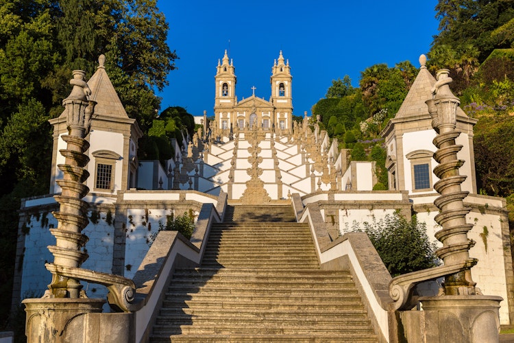 Det historiske Bom Jesus do Monte kloster med den berømte barokke trappe i Braga, Portugal, fotograferet på en solrig sommerdag