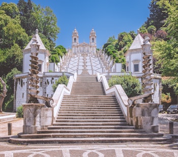 Barok Bom Jesus do Monte helligdom med ornamental trappe og tvillingetårne i Braga, Portugal