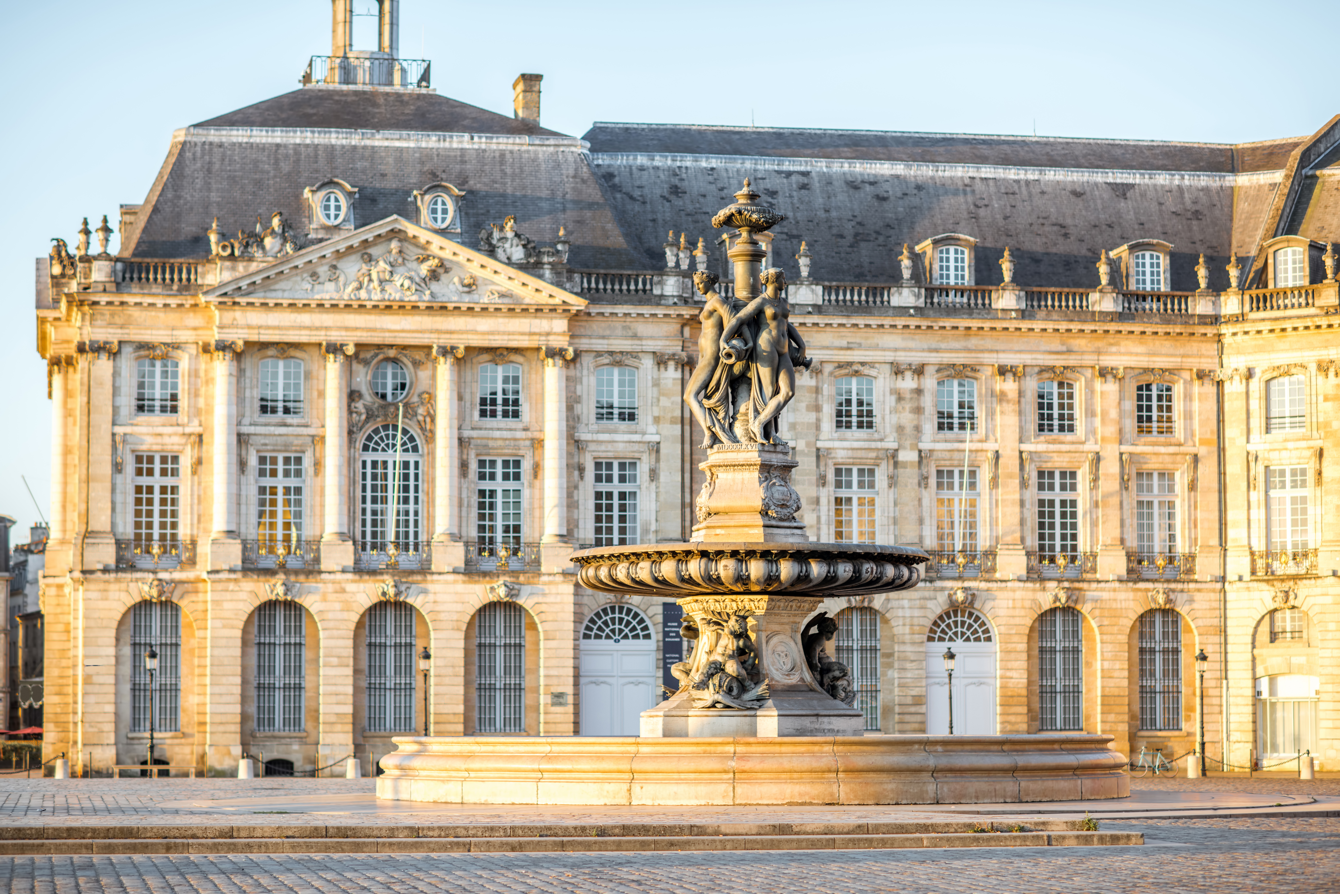 Smuk Place de la Bourse plads med springvand i historiske Bordeaux Frankrig om morgenen