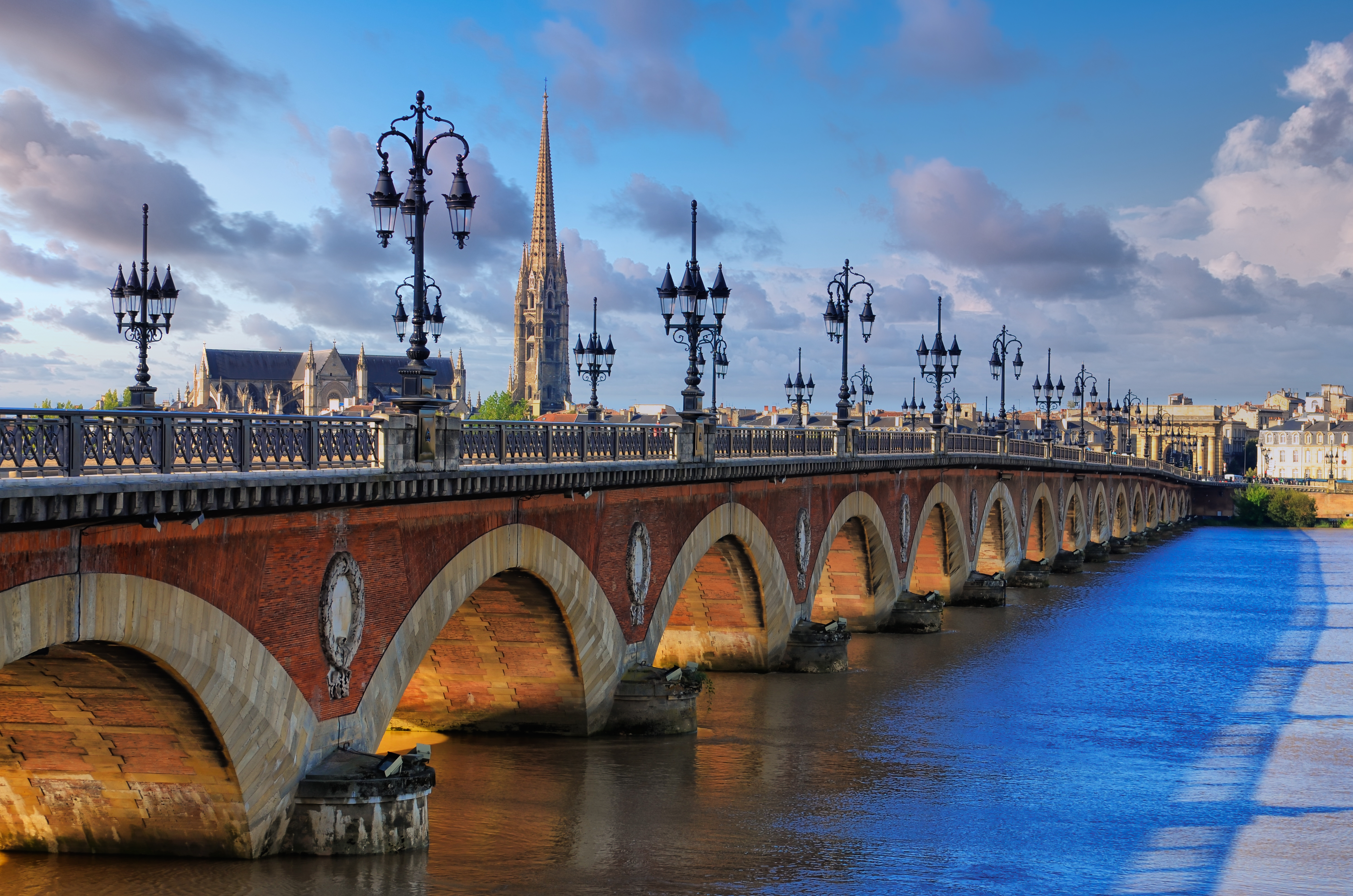 Smuk udsigt over Pont de Pierre broen i Bordeaux Frankrig med gotisk katedral og Garonne floden