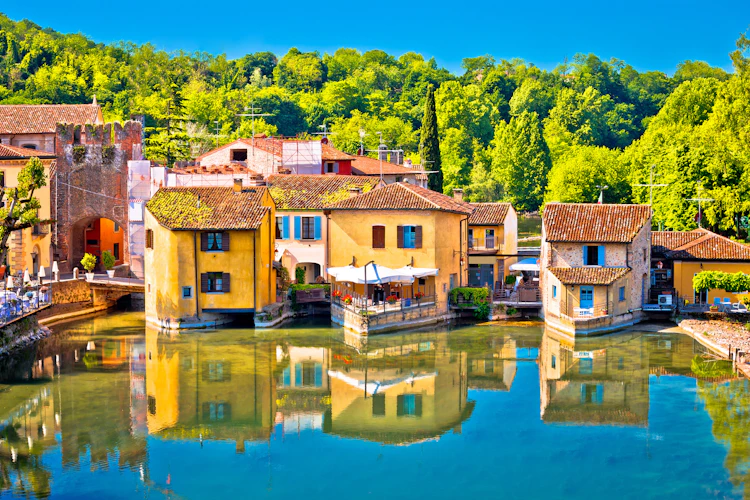 Idyllisk udsigt over den charmerende landsby Borghetto med træmøller langs Mincio-floden i Veneto-regionen, Italien
