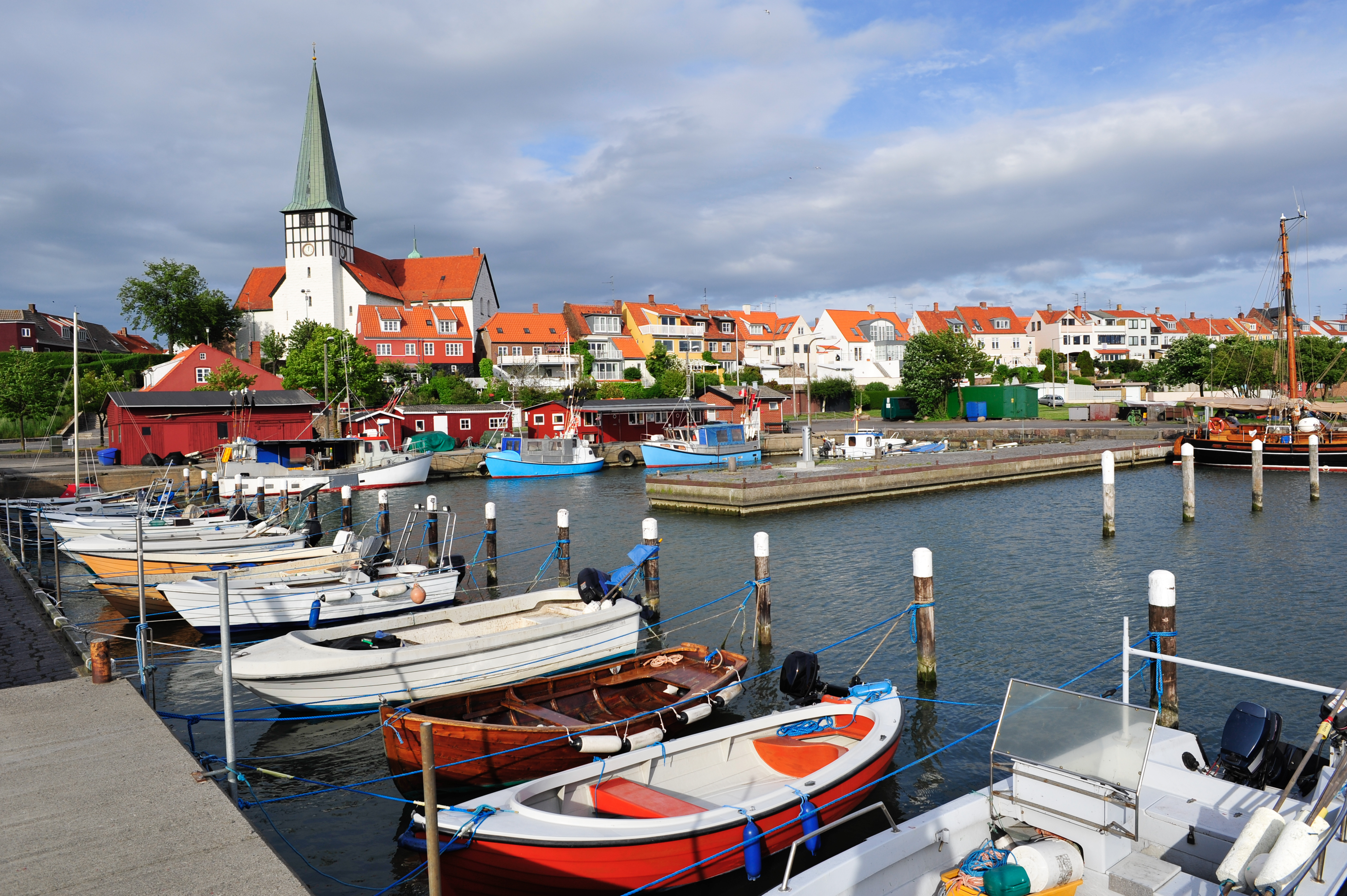 Idyllisk havn på Bornholm med farverige både og dansk arkitektur