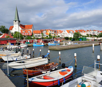 Idyllisk havn på Bornholm med farverige både og dansk arkitektur