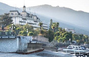 Det historiske Des Iles Borromees Palads med sin elegante arkitektur og gyldne detaljer beliggende ved bredden af den blå Lago Maggiore i Stresa, Italien