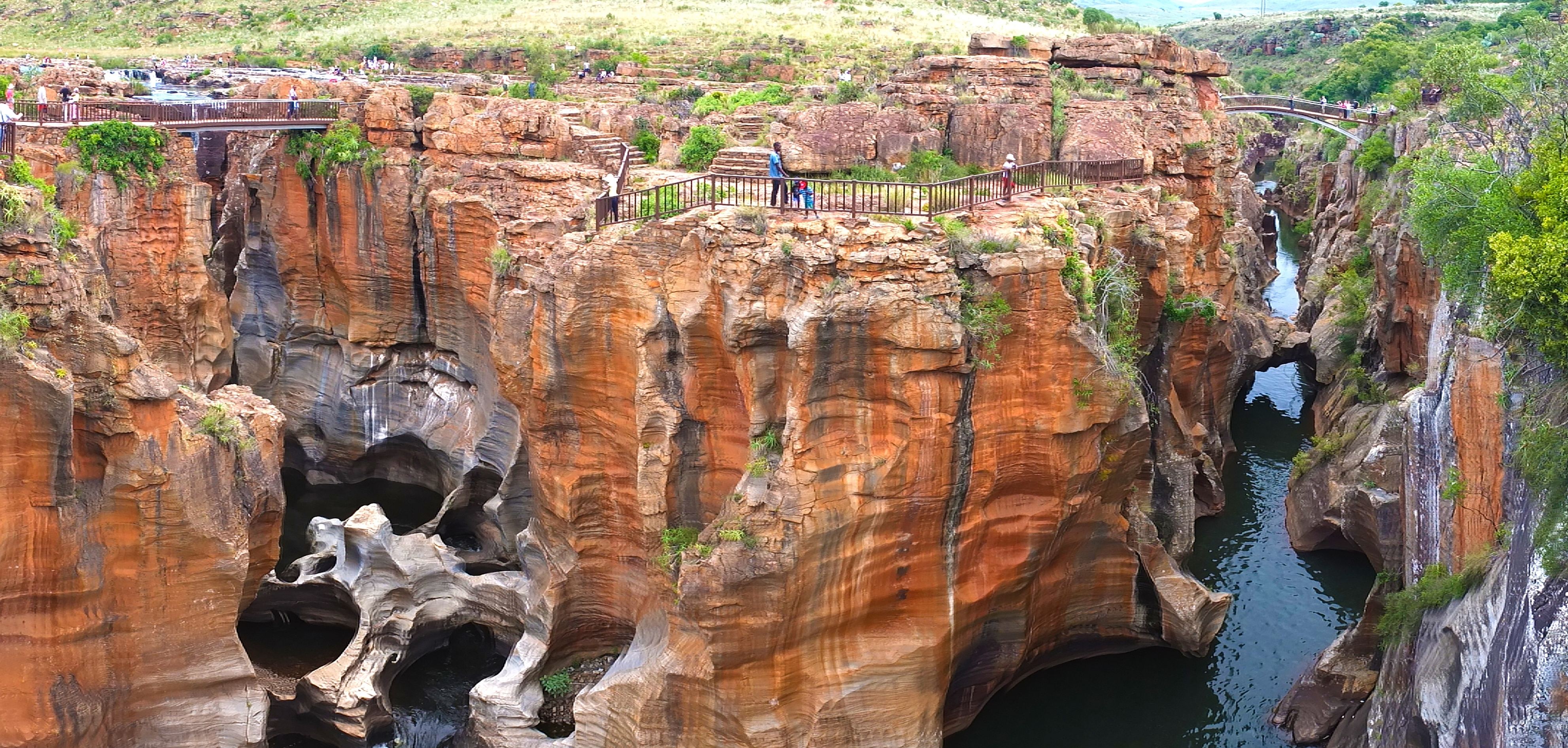 Bourke's Luck Potholes med smukke røde sandstensformationer og turkisblå vandhuller i Blyde River Canyon, Sydafrika