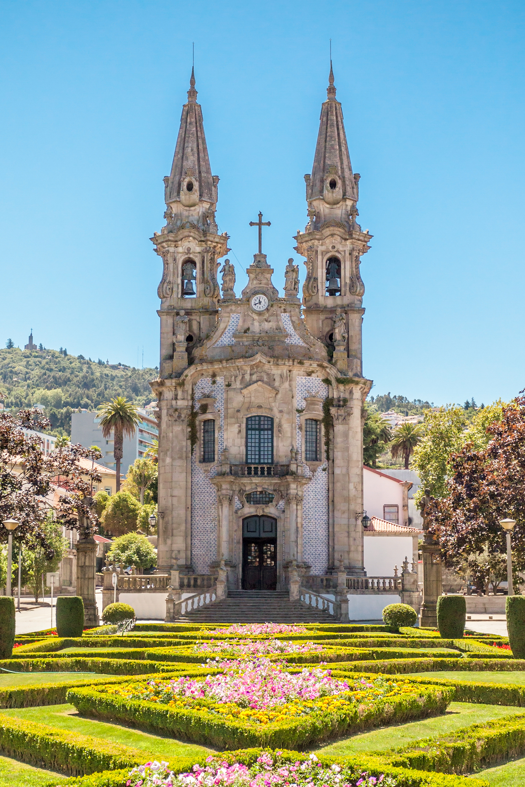 Smuk barokkirke med tvillingetaarne og formelle haver i Braga, Portugal