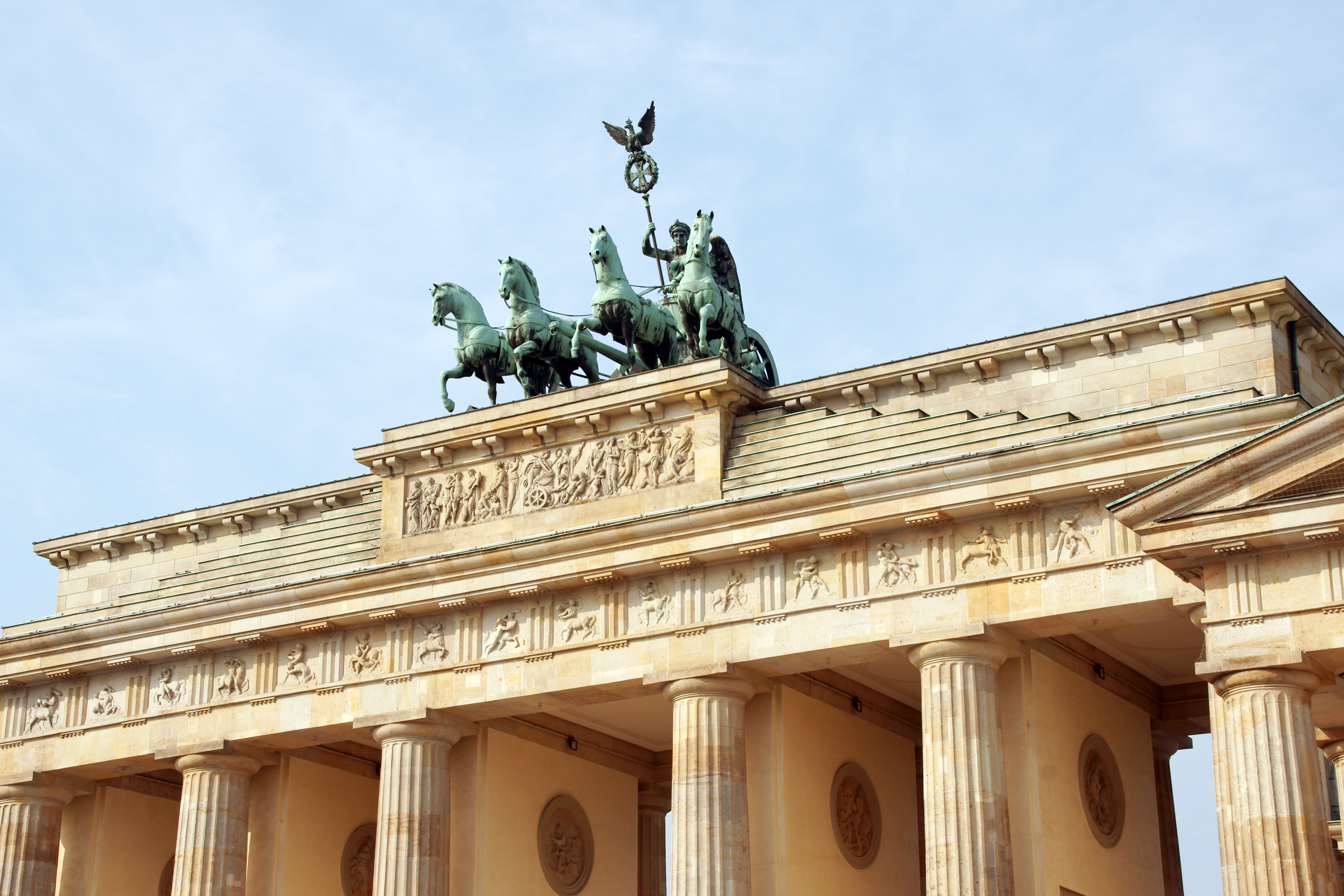 Brandenburger Tor med bronzeskulptur i Berlin Tyskland