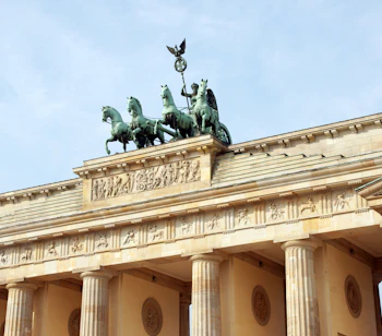 Brandenburger Tor med bronzeskulptur i Berlin Tyskland