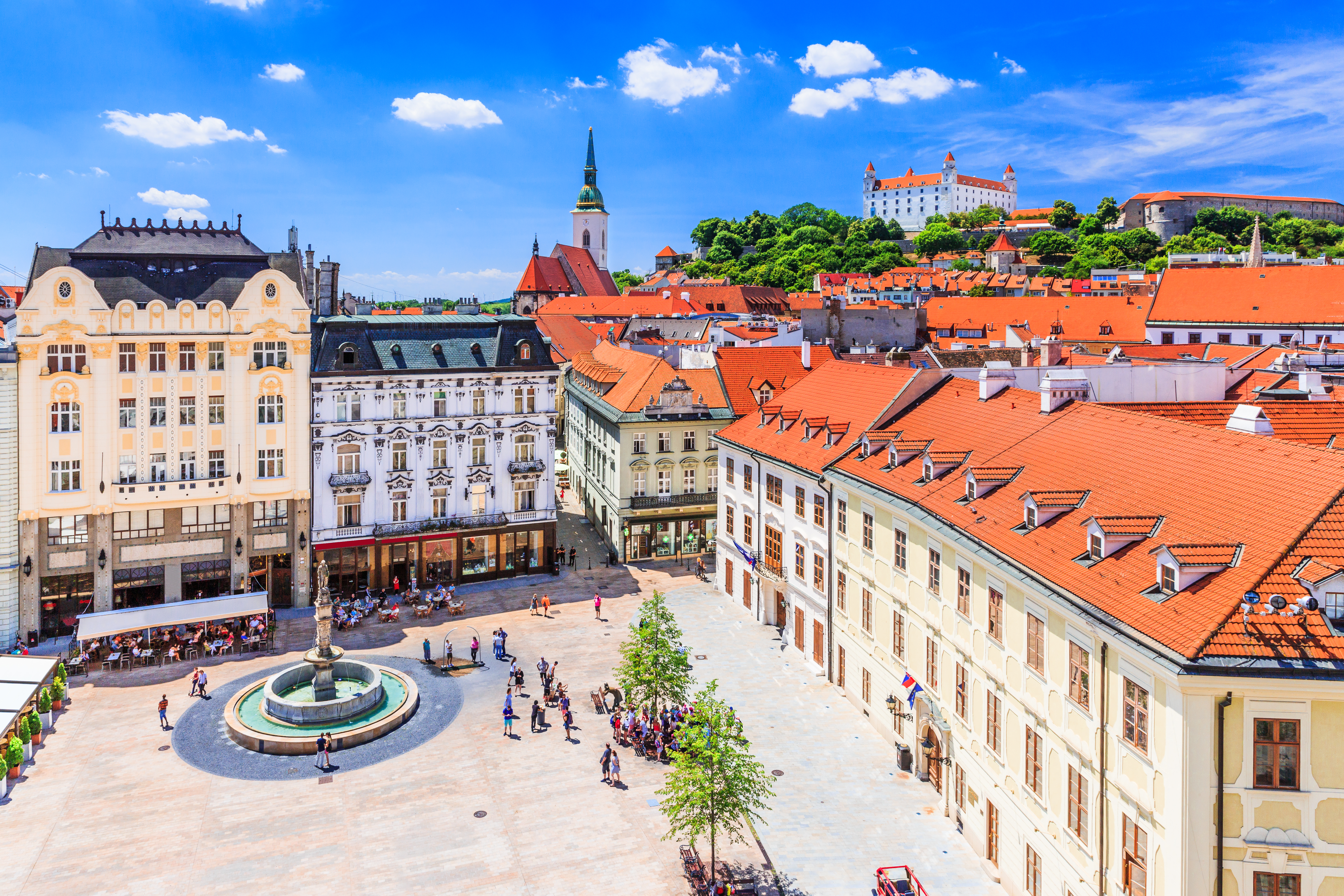 Bratislava hovedtorv med historisk slot og orange tage i Slovakiet
