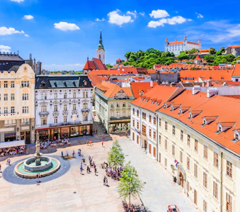 Bratislava hovedtorv med historisk slot og orange tage i Slovakiet