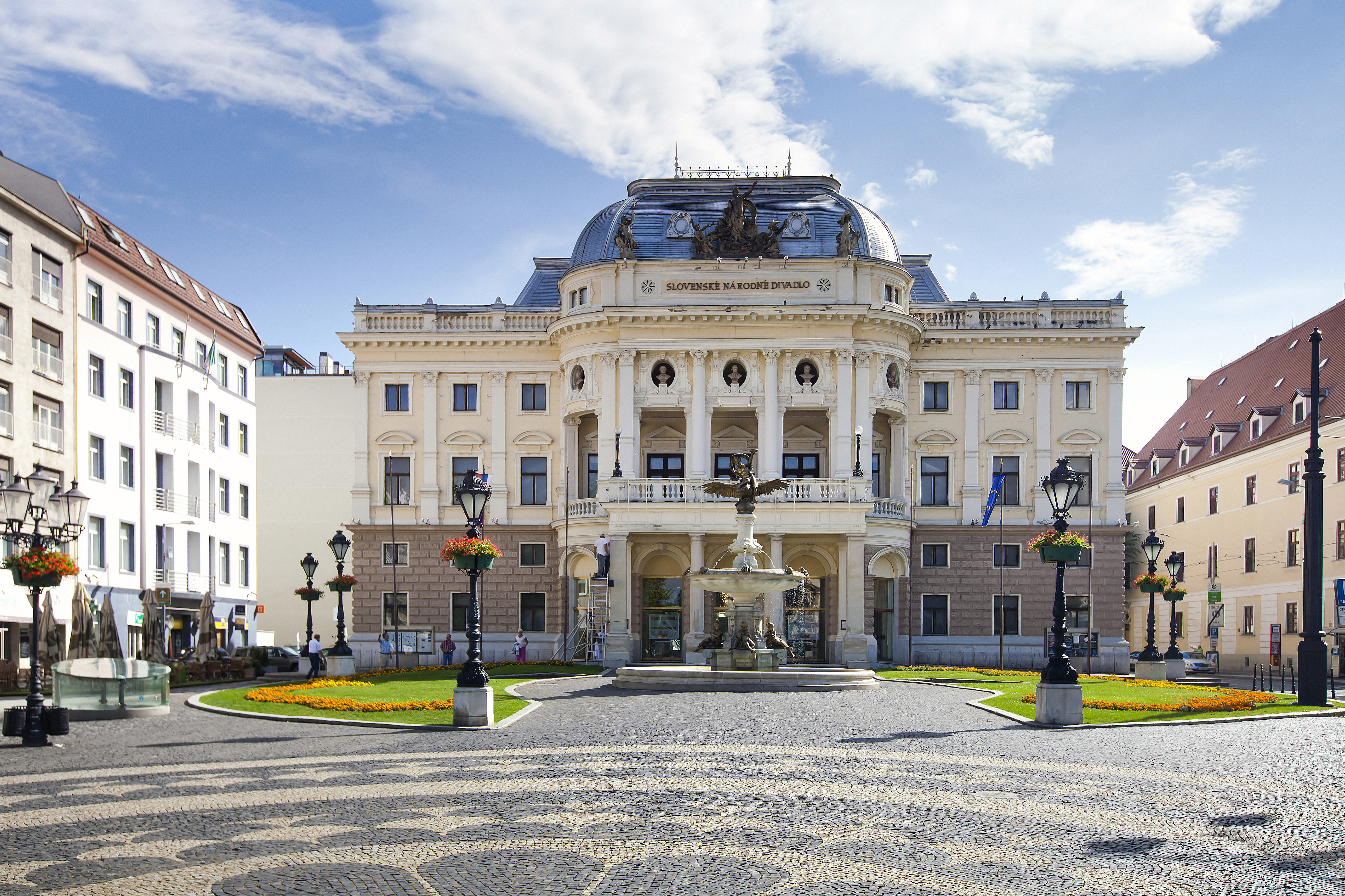 Det historiske Slovakiske Nationalteater i Bratislava centrum med klassisk arkitektur