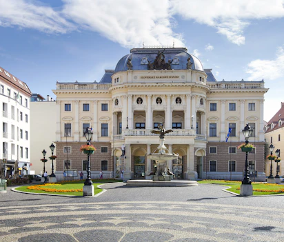Det historiske Slovakiske Nationalteater i Bratislava centrum med klassisk arkitektur