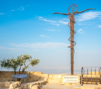 Kobberslangen skulptur på Bjerget Nebo i Jordan med betagende udsigt over Det Døde Hav og Jerusalem, hvor Moses skuede ud over Det Forjættede Land