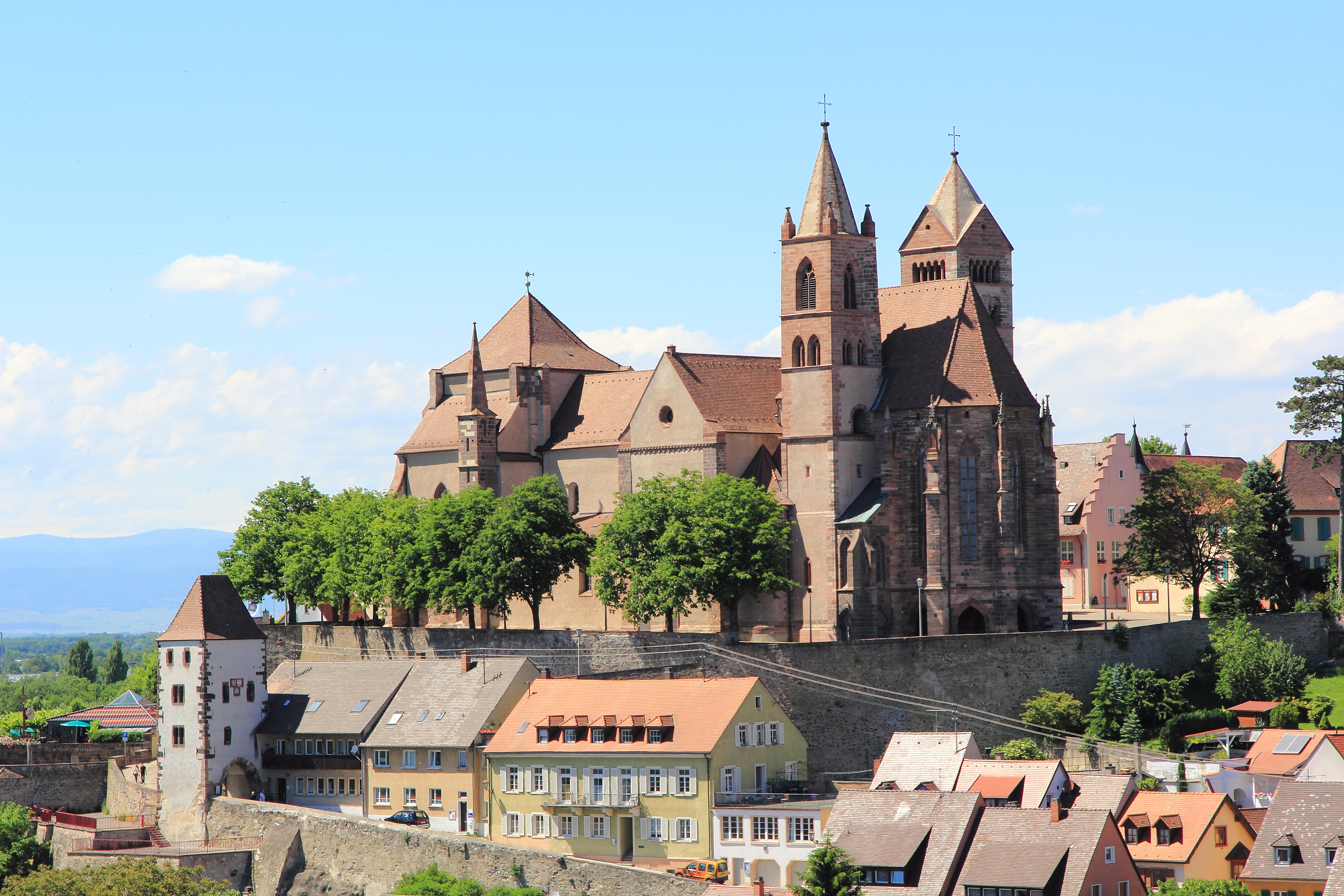 Den maleriske by Breisach am Rhein med dens historiske katedral beliggende ved Rhinens bred i Tyskland
