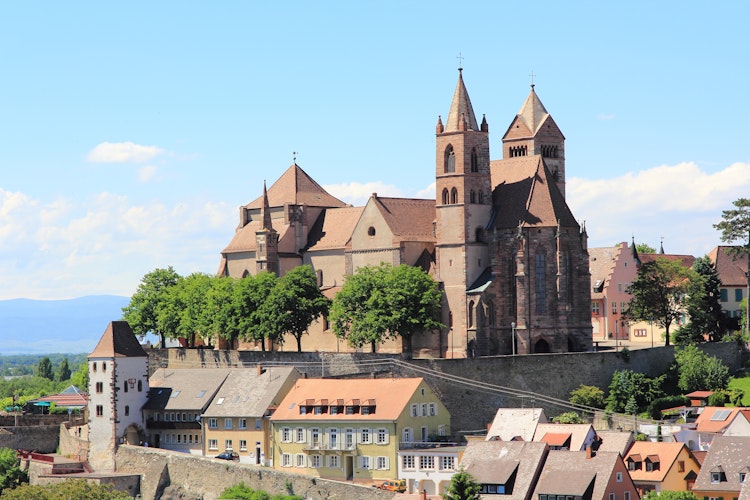 Den maleriske by Breisach am Rhein med dens historiske katedral beliggende ved Rhinens bred i Tyskland
