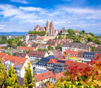 Historisk udsigt over Breisach med den imponerende katedral og middelalderlige hustage i Baden-Württemberg, Tyskland