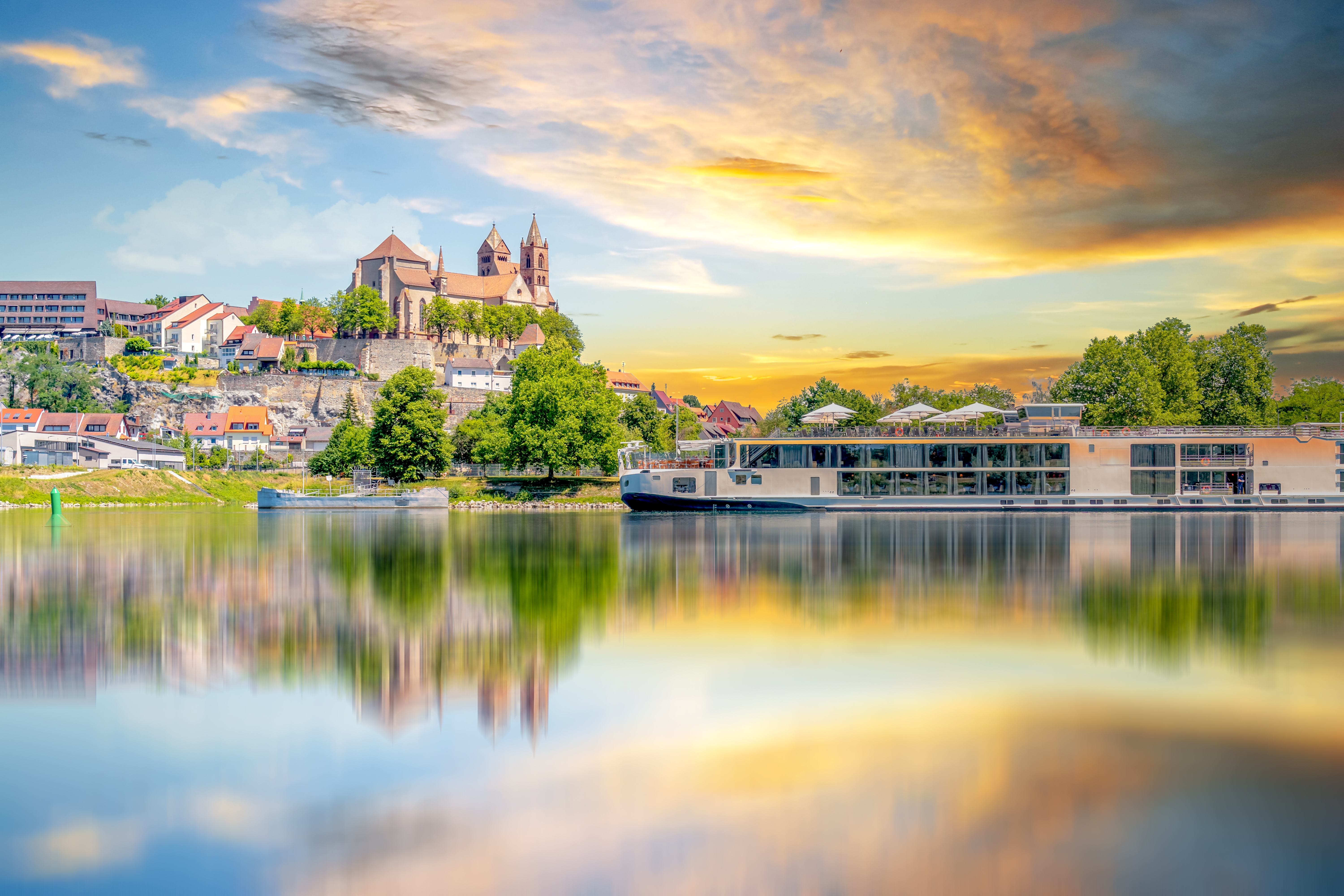 Historisk bybillede af Breisach am Rhein i Tyskland med den imponerende Münster kirke, gamle bygninger og markedspladsen - populært stop på Rhinen-krydstogter