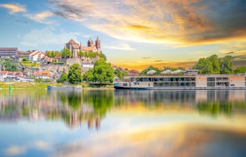 Historisk bybillede af Breisach am Rhein i Tyskland med den imponerende Münster kirke, gamle bygninger og markedspladsen - populært stop på Rhinen-krydstogter