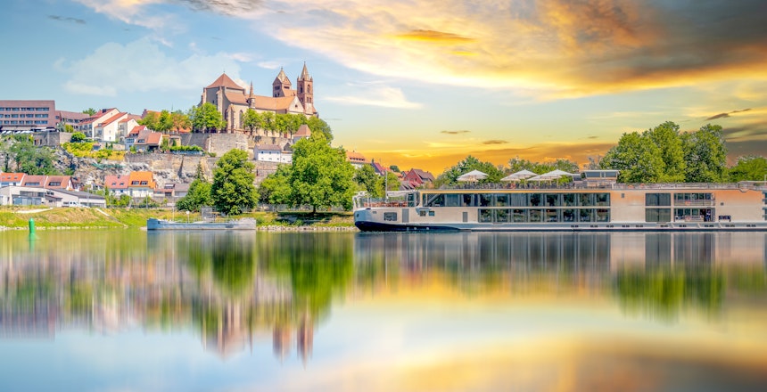Historisk bybillede af Breisach am Rhein i Tyskland med den imponerende Münster kirke, gamle bygninger og markedspladsen - populært stop på Rhinen-krydstogter