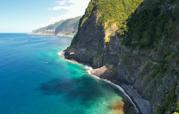 Fantastisk luftfoto af Bridal Veil-vandfaldene der falder direkte i Atlanterhavet på Madeiras nordkyst